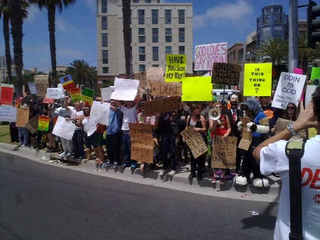 Illustration for article titled Crazy Homophobes Protest Comic Con, Comic Con Protests Back
